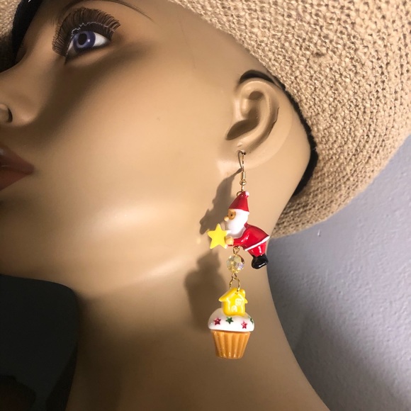 Star ⭐️ cupcake holiday Santa Claus earrings funny - Picture 2 of 2